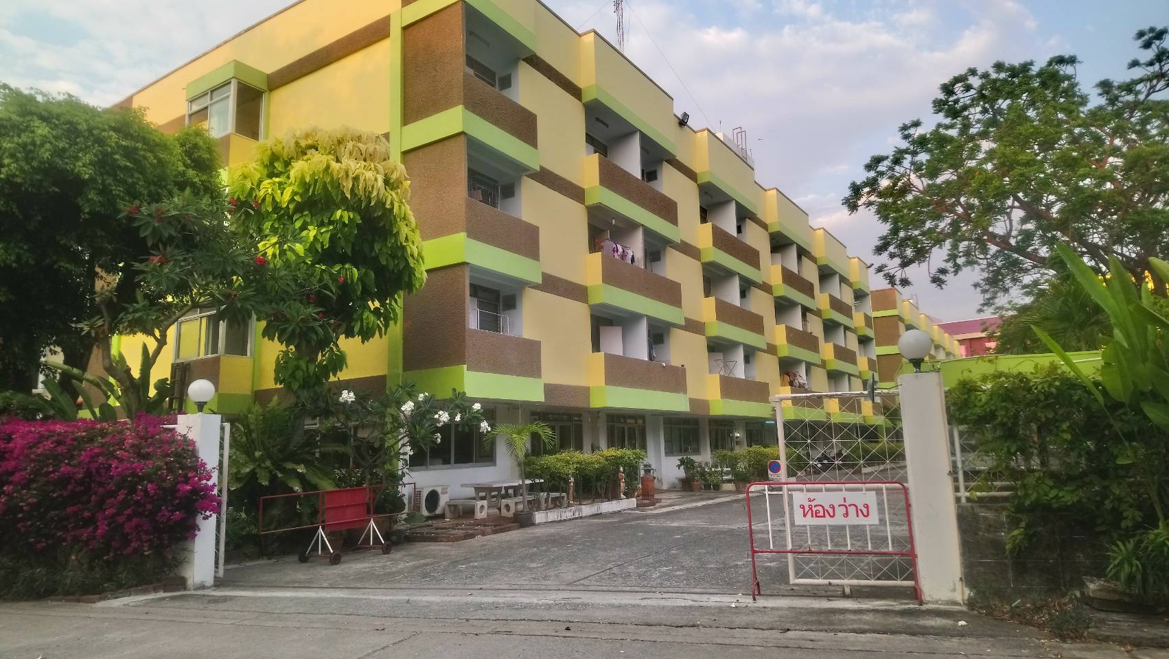 Bang Saen Janjao Mansion Apartments